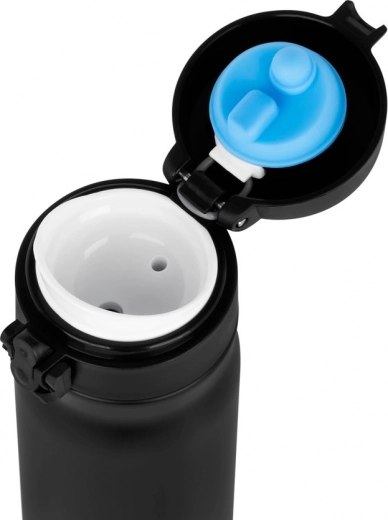 Easy opening and clean spout