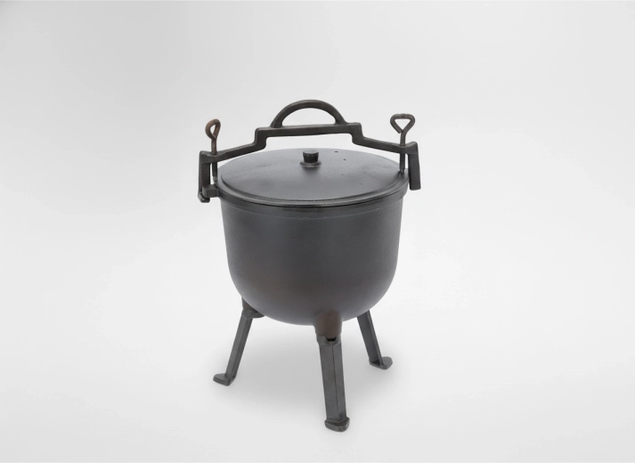 Iron hunting cauldron 11 l with lid and legs