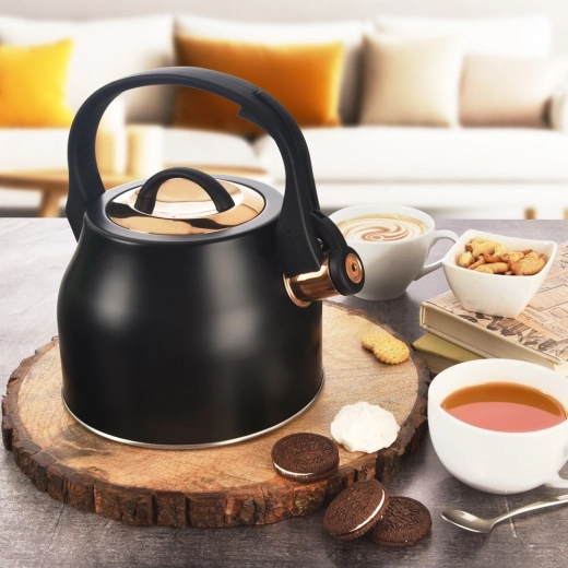 Elegantiškas juodai auksinis dizainas kiekvienai virtuvei