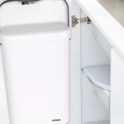 Space-saving hanging on doors and walls