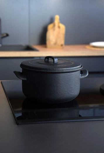 Universal for all types of stoves including induction