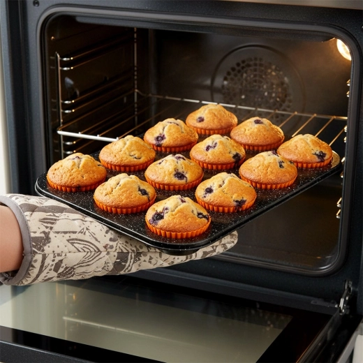 Stable metal pan for even baking