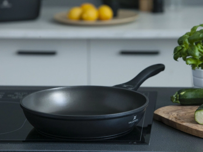 Suitable for all hob types including induction