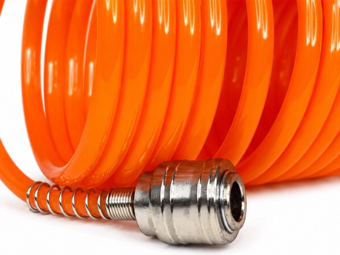 Coiled hose approx. 5 m – reach and easy storage