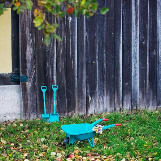 Kastuvas ir grėblys mažiesiems sodininkams