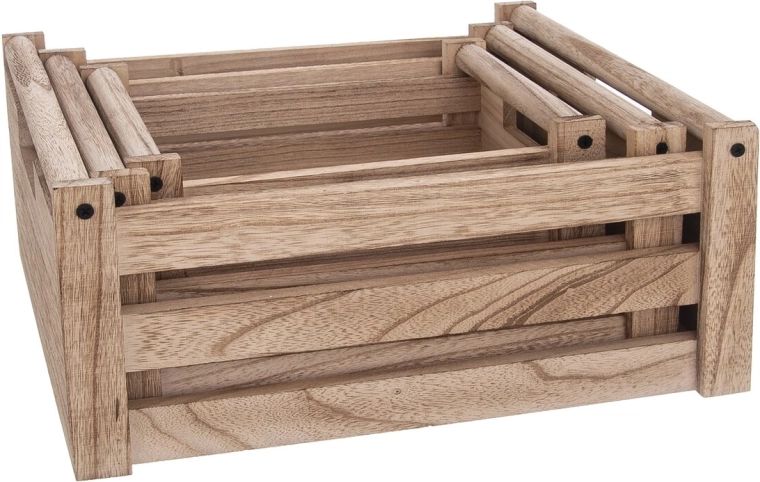 Natural wood and airy slatted design