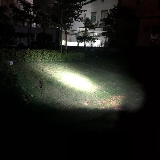 Galingas pagrindinis LED reflektorius
