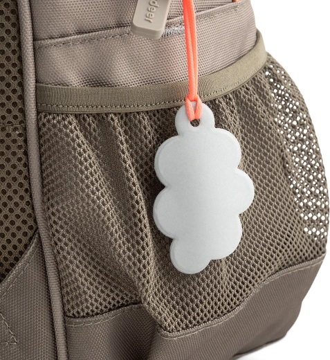 Practical pockets for a bottle and small items
