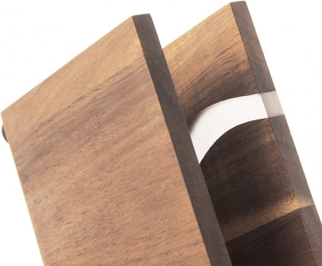 Natūrali akacijos mediena su derva