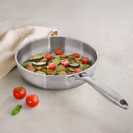 Universal 24 cm size for everyday cooking