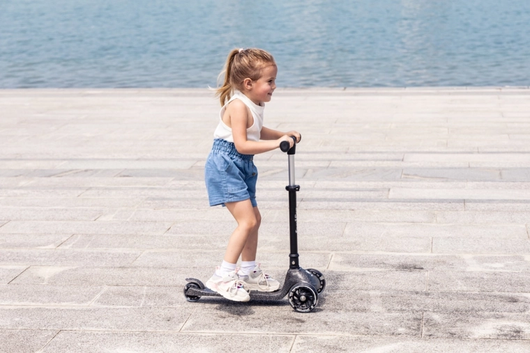 Glowing battery-free LED wheels