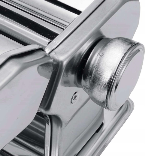 Adjustable thickness of rolled dough