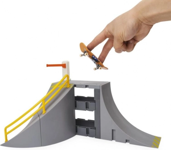 Aukšta rampa su turėklu grindams