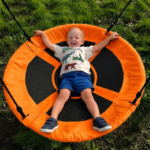 Spacious seat for play and relaxation