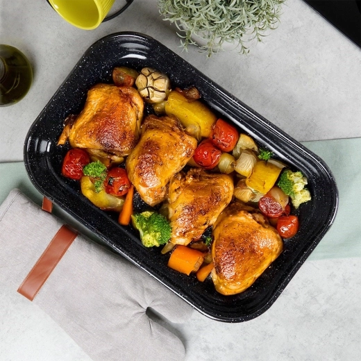 Large 6-liter capacity for family-size portions