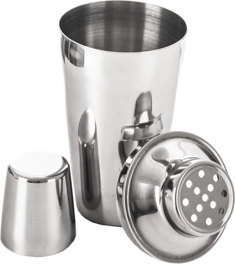 Three-piece design with strainer for clean pouring