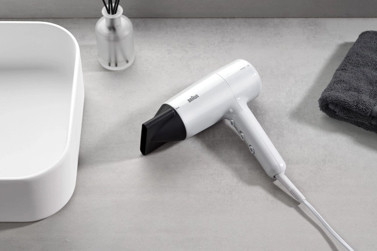 Foldable handle for easy travel