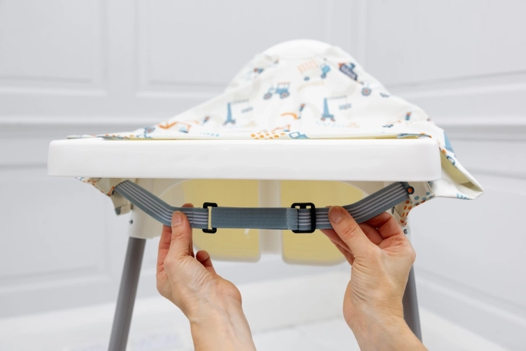Integrated strap for attaching to the tray