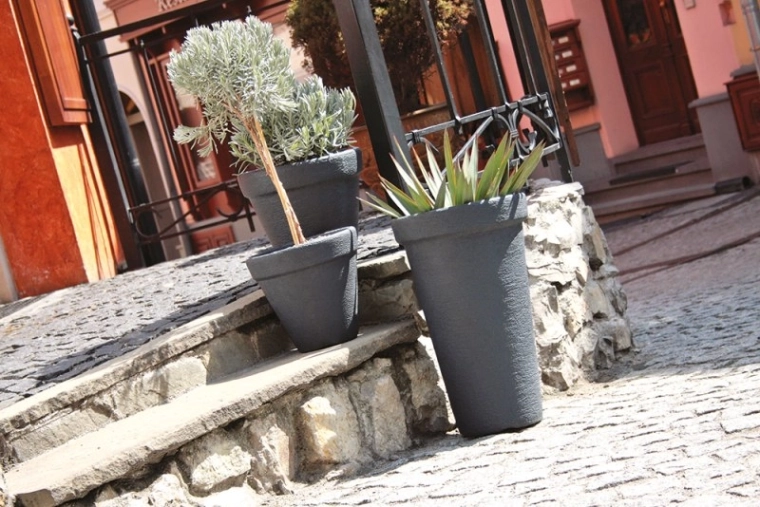 Tall, stable shape for striking outdoor arrangements