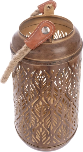 Sturdy metal construction for everyday decorating