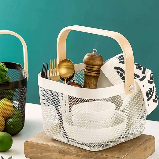 Vaisių krepšelis – baltas metalinis krepšys su medine rankena