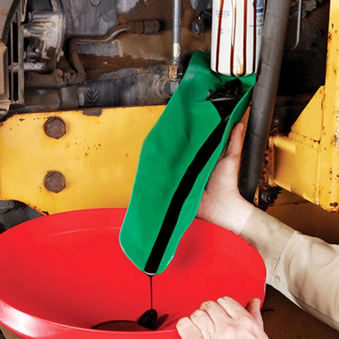 Automobilio alyvos keitimo priemonė