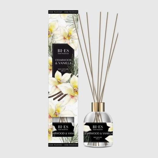 Aroma diffuser with the scent of cedarwood and vanilla 250 ml