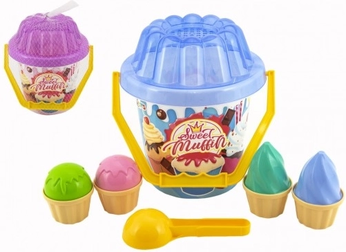 Plastikinis smėlio žaidimų rinkinys Sweet Muffin su kibirėliu, kastuvėliu ir ledų formelėmis