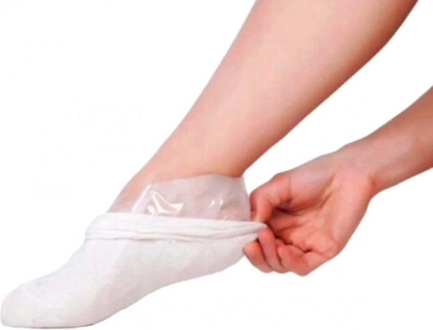 Nusilupančios pedikiūro kojinės – šveičiamoji pėdų kaukė