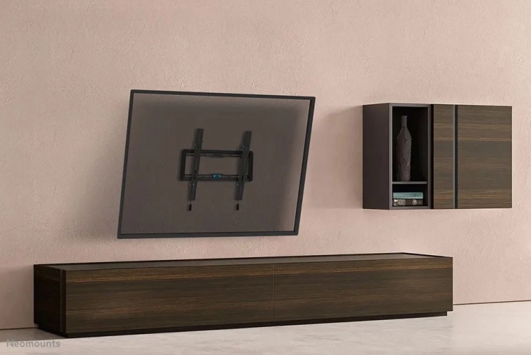 Low-profile mounting – only 3.3 cm from the wall
