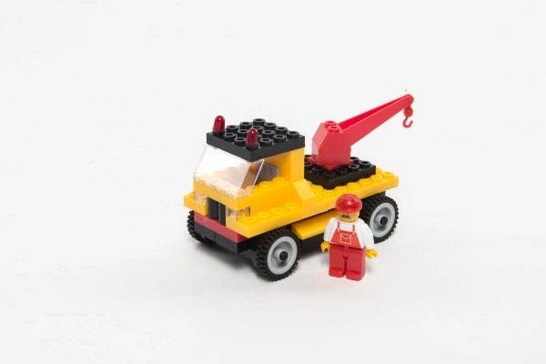 Statybinė transporto priemonė su pasukamu strėliu