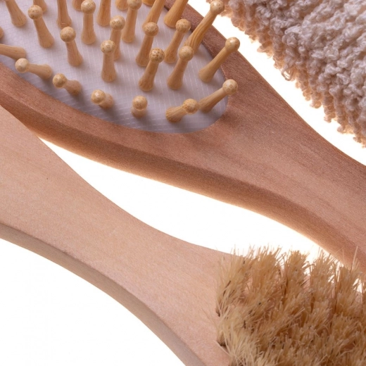 Hair brush with a massaging effect