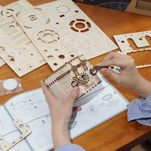 Surenkamas modelis su 123 detalėmis