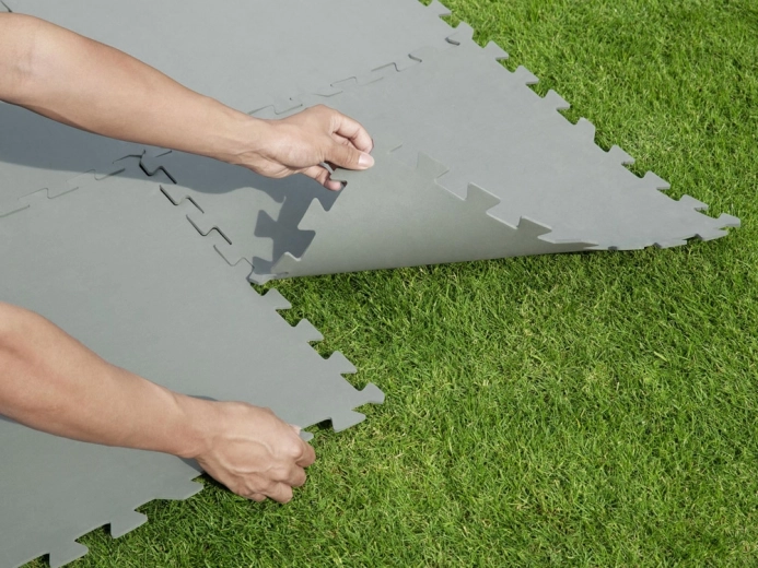 Lengvas montavimas dėl dėlionės spynelių