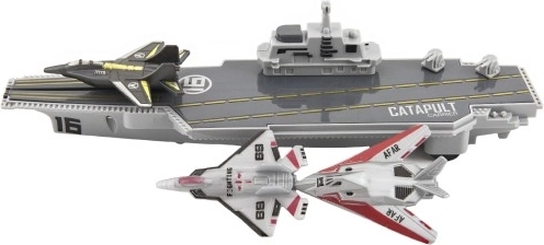 Įeina trys naikintuvai