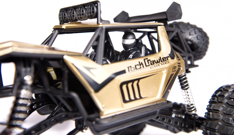 4×4 pavara ir didelės padangos bet kokiam reljefui