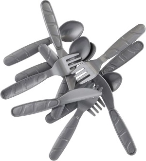 Lėkštės ir stalo įrankiai pilnam patiekimui