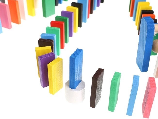 Milžiniškas detalių kiekis įspūdingiems domino takeliams