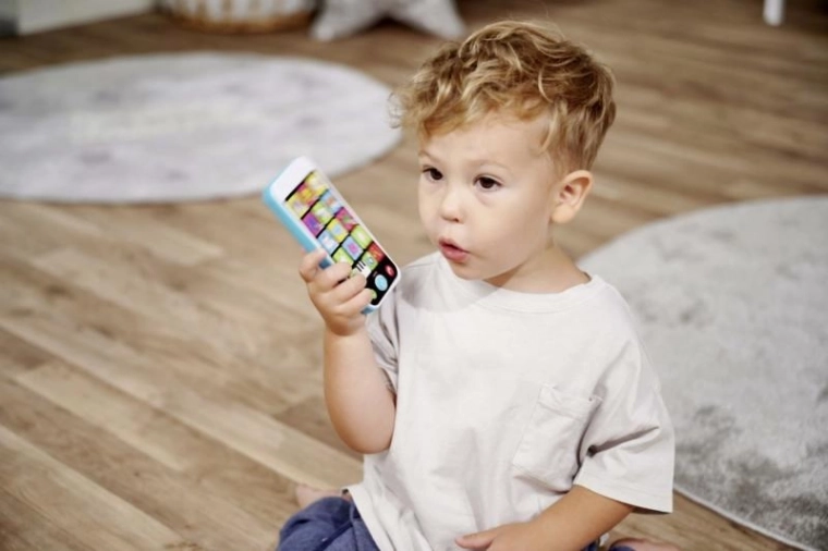 Žaidimas telefonu kaip suaugusieji