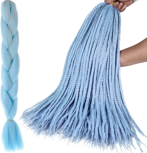 Ryški mėlyna drąsiam įvaizdžiui