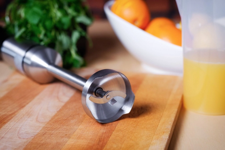 Metalinė koja ir nerūdijančio plieno dvigubi ašmenys