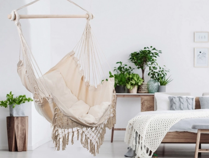 Boho dizainas su macrame ir pagalvėlėmis