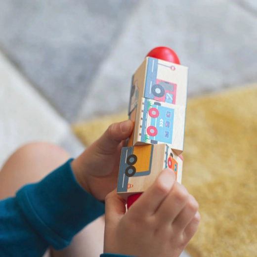 Kūrybiškas transporto priemonių dėliojimas