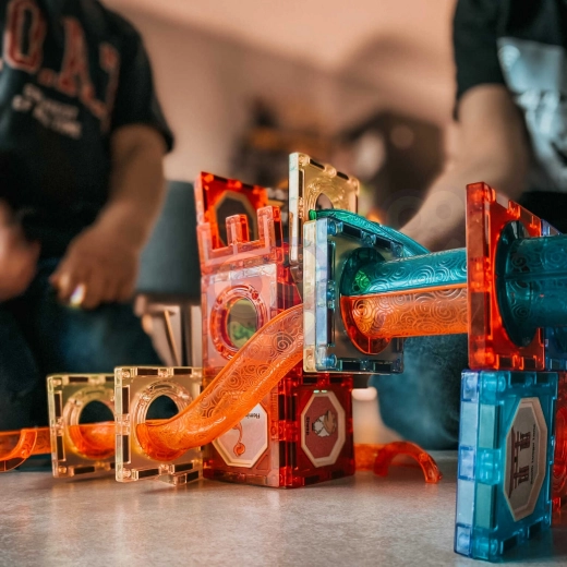 Šviesos efektų rutuliukų trasa, kuri žavi